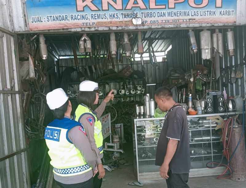 PERLU KESABARAN : Satlantas Polres Tabanan mengimbau kepada bengkel knalpot yang berada di seputaran Jalan By Pass Ir, Soekarno.(juliadi/radar bali)