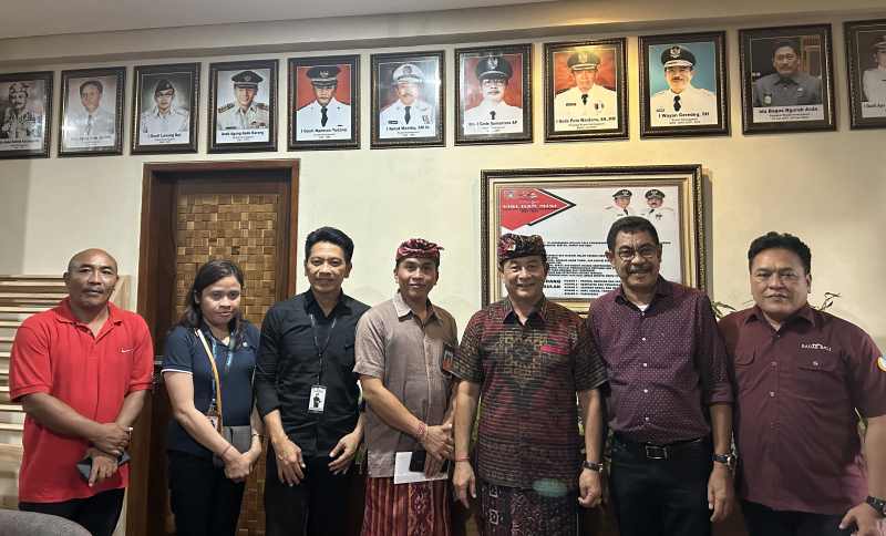 KENALKAN JAWAPOS TV: Bupati Karangasem, I Gede Dana (nomor tiga dari kanan) saat menerima kunjungan Direktur Jawa Pos Radar Bali, Justin M. Herman (nomor 2 dari kanan), Kamis (18/1). (zulfika Rahman)