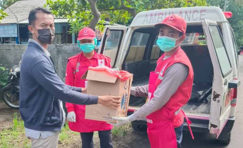 DIEVAKUASI : Evakuasi jasad bayi yang ditemukan di semak-semak Desa Kalianget. Polisi kini memburu pelaku. (Humas Polres Buleleng untuk Radar Bali)