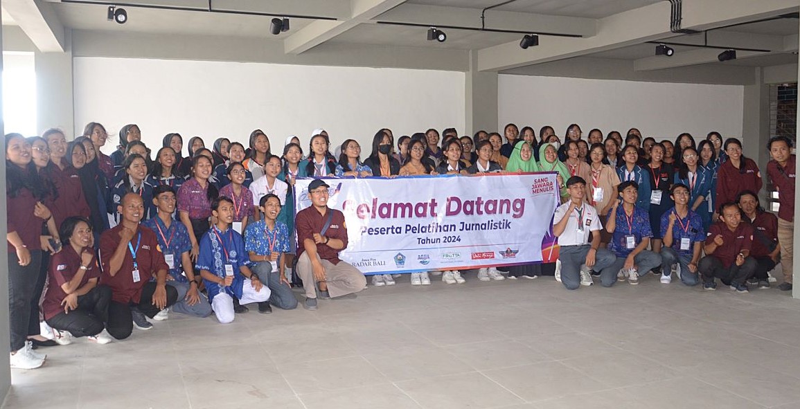 EVEN PERTAMA: Para peserta Pelatihan Jurnalistik Jawa Pos Radar Bali foto bersama di Graha Yowana Suci Denpasar, 20 Januari 2024.