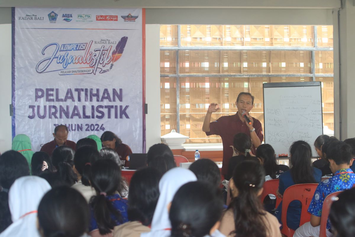 HARD NEWS: Pemateri Hard News Muhammad Ridwan saat menyampaikan materi di depan puluhan pelajar SMA/SMK/MA se Bali di GWS, 20 Januari 2024.