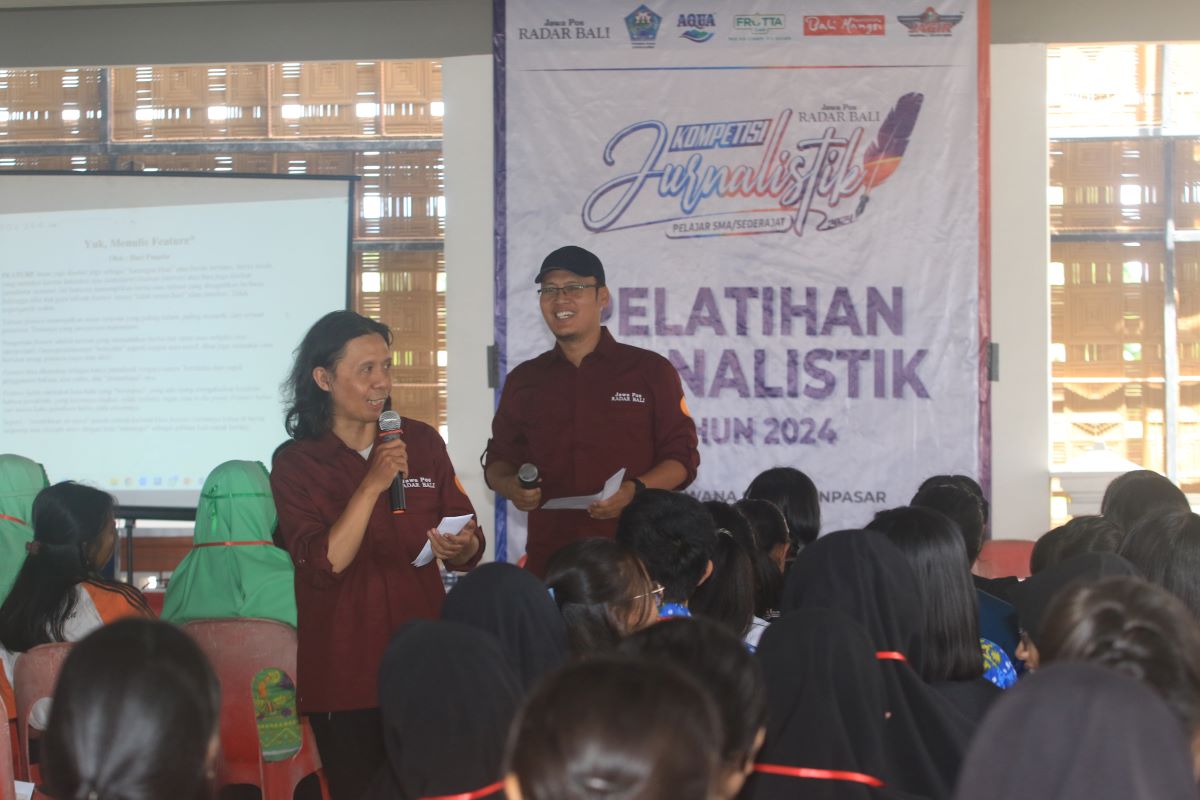 KOLABORASI: Pemateri Feature Hari Puspita (kiri) dan moderator Maulana Sandijaya saat memaparkan materi berita Kisah atau Feature di hadapan puluhan pelajar SMA/SMK/MA sederajat, 20 Januari 2024.