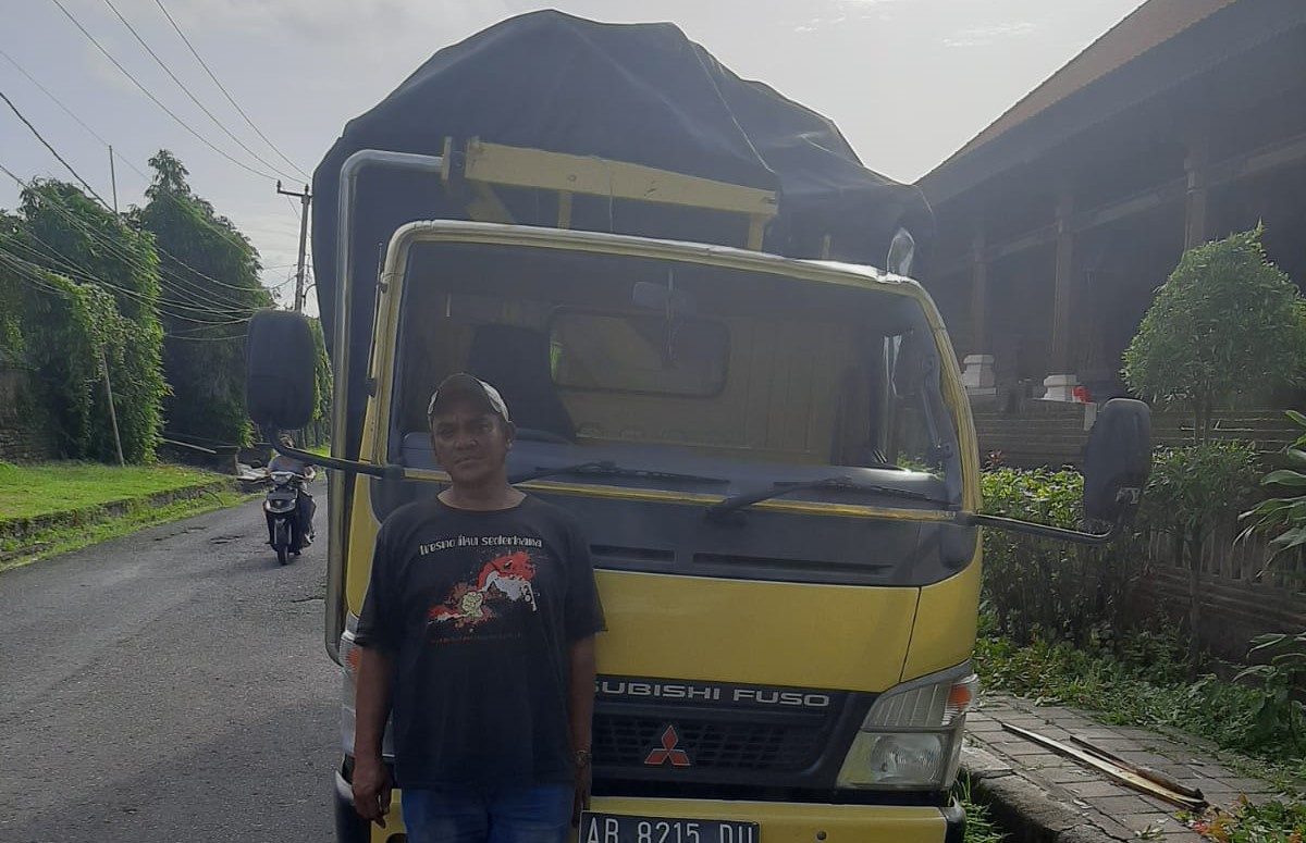 NAHAS : Kondisi truk usai menabrak pohon hingga tumbang. (foto:istimewa)
