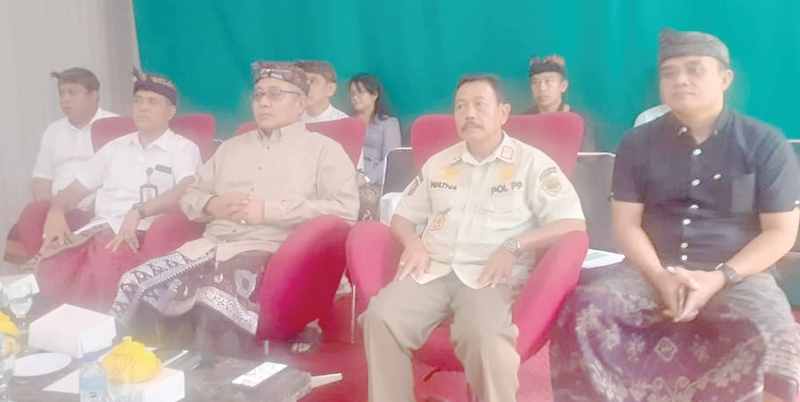 SAMAKAN PERSEPSI: PJ Bupati Gianyar I Dewa Tagel Wirasa saat melakukan zoom meeting bersama Kemendagri dan Kemenkeu.(istimewa)