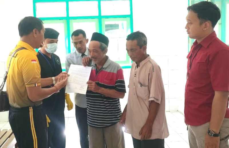DIBAWA PULANG: Keluarga Komsiatun, mengambil jasad perempuan yang ditemukan di TNBB  ini untuk dimakamkan di Tuban, Jawa Timur.(foto:polres buleleng)