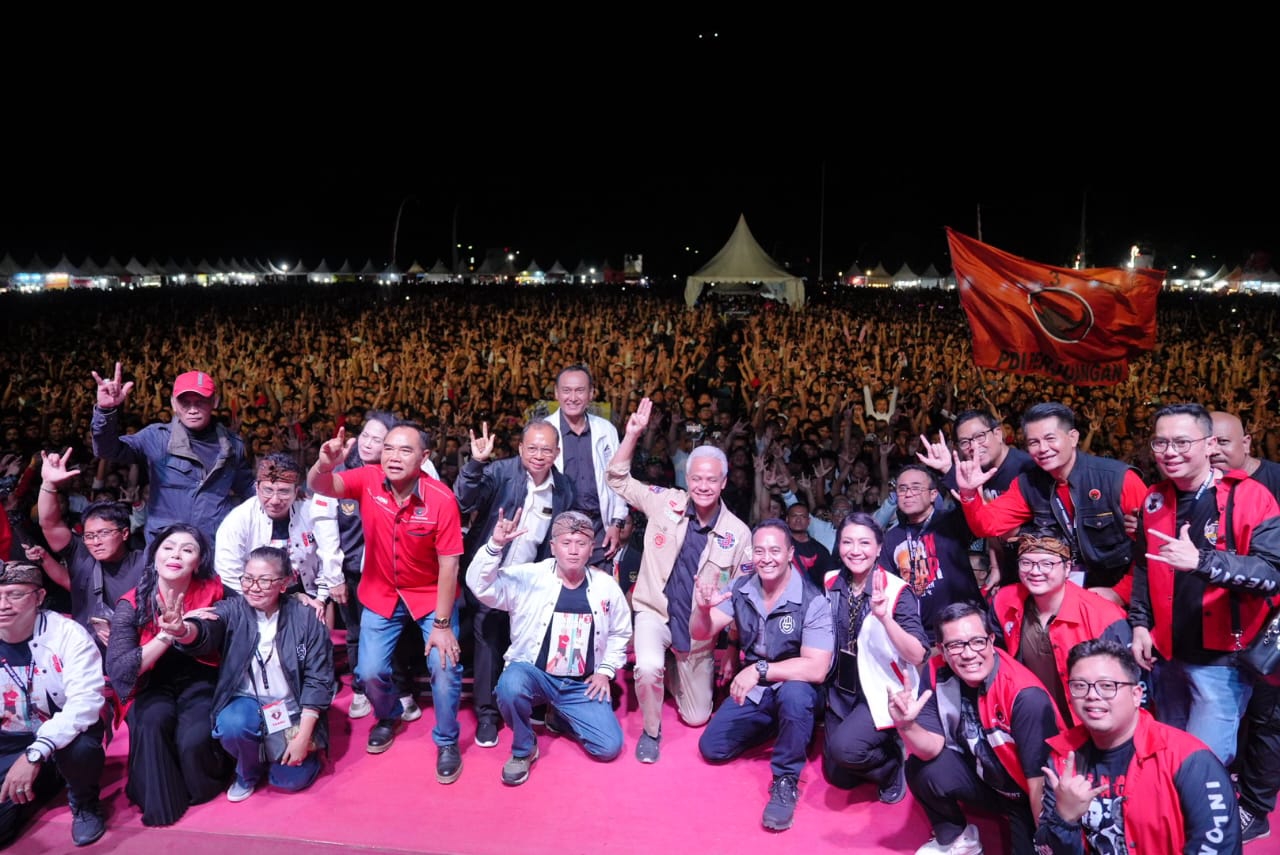 MERIAH: Deklarasi Pesta Rakyat Ganjar -Mahfud #26 di di  Lapangan Puputan Renon, Kota Denpasar, Sabtu malam (20/1/2024). (Sahabat Ganjar untuk Radar Bali)
