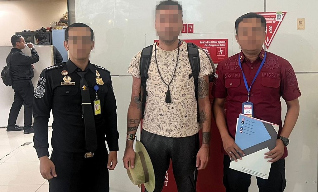 DEPORTASI: David Bertrand Powers dideportasi setelah bebas dari Lapas Singaraja, setelah sebelumnya terjerat kasus narkotika. (Imigrasi Buleleng untuk Radar Bali)