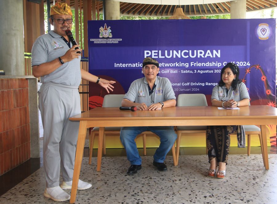 EVEN GOLF: (Ki-Ka) Gde Sumarjaya Linggih - Demer- (berdiri), Rainer Tobing dan Ira Kusumawardani saat peluncuran International Network Friendship Golf 2024.