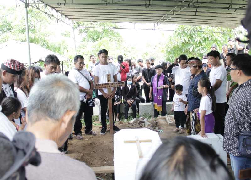 BERKABUNG : Suasana pemakaman Adhi Putra Krismawan, korban pengeroyokan di Sempidi, Badung, di Taman Makam Umat Kristiani Buleleng.(francelino junior)