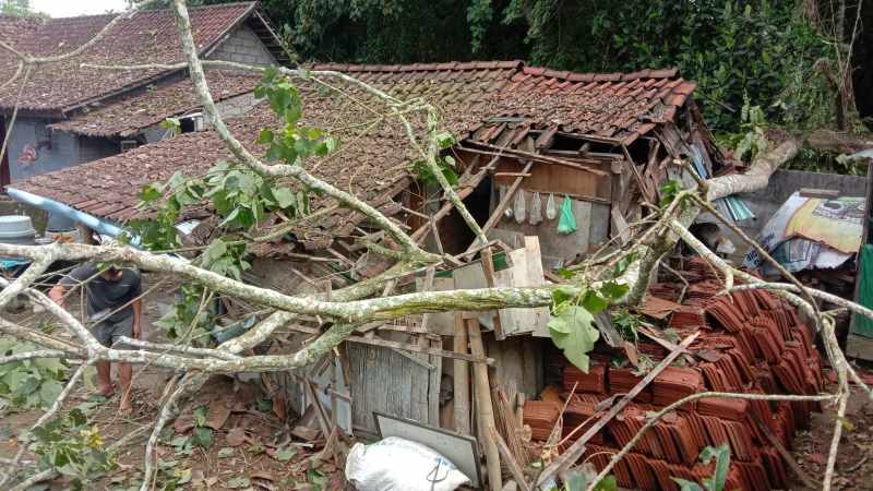 MENIMPA DAPUR : Kondisi dapur rumah warga di Baturiti, Tabanan yang tertimpa pohon dan pohon perindang yang tumbang di Jalur Denpasar-Gilimanuk.(Istimewa)