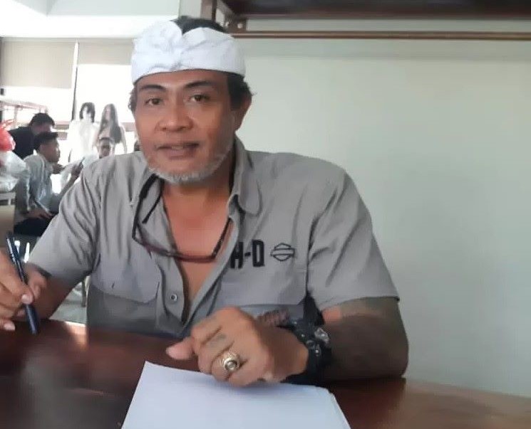 PERTAHANKAN HAK: Putra Raja Denpasar, Anak Agung Ngurah Mayun Wiraningrat, merespons upaya paksa pemagaran dan pemasangan plang di lahan  sengketa Badak Agung.