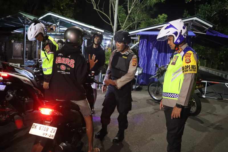 GELAR RAZIA : Patroli Polres Jembrana untuk antisipasi gangguan Kamtibmas dan motor brong di Jembrana. (foto:humas polres jembrana)