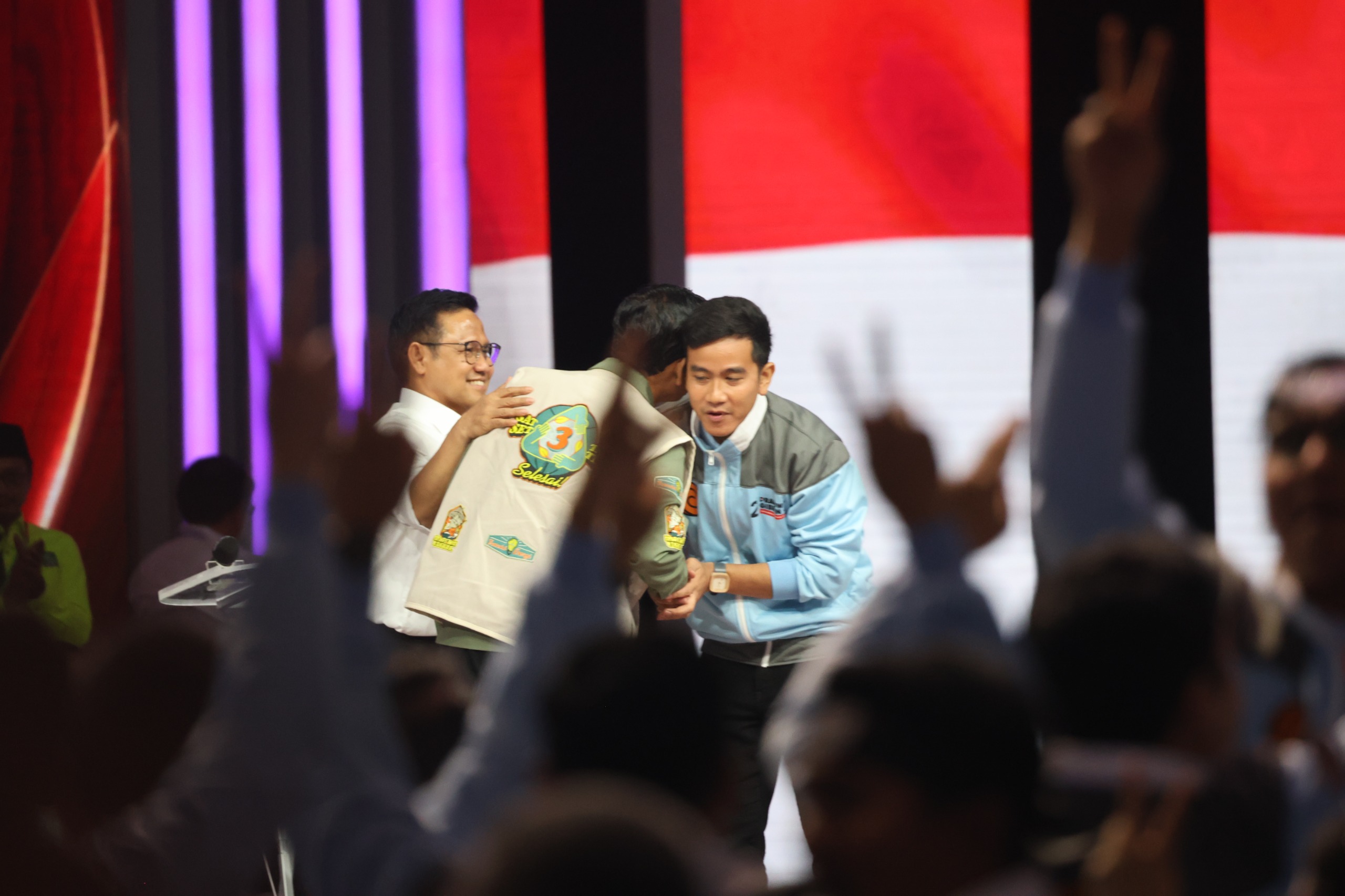 MOHON MAAF: Cawapres nomor urut 2 Gibran Rakabuming Raka meminta maaf dan memeluk Prof Mahfud MD usai debat keempat (21/1/2024)
