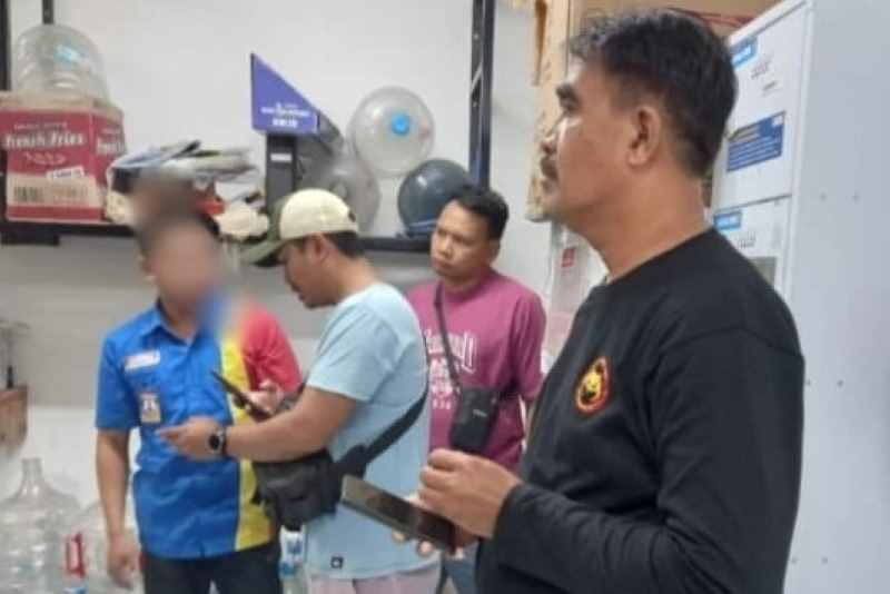 DIPERIKSA KARENA BIKIN HEBOH : Polisi saat mendatangi tempat kerja SH (kiri) karena hoaks.(foto:istimewa)
