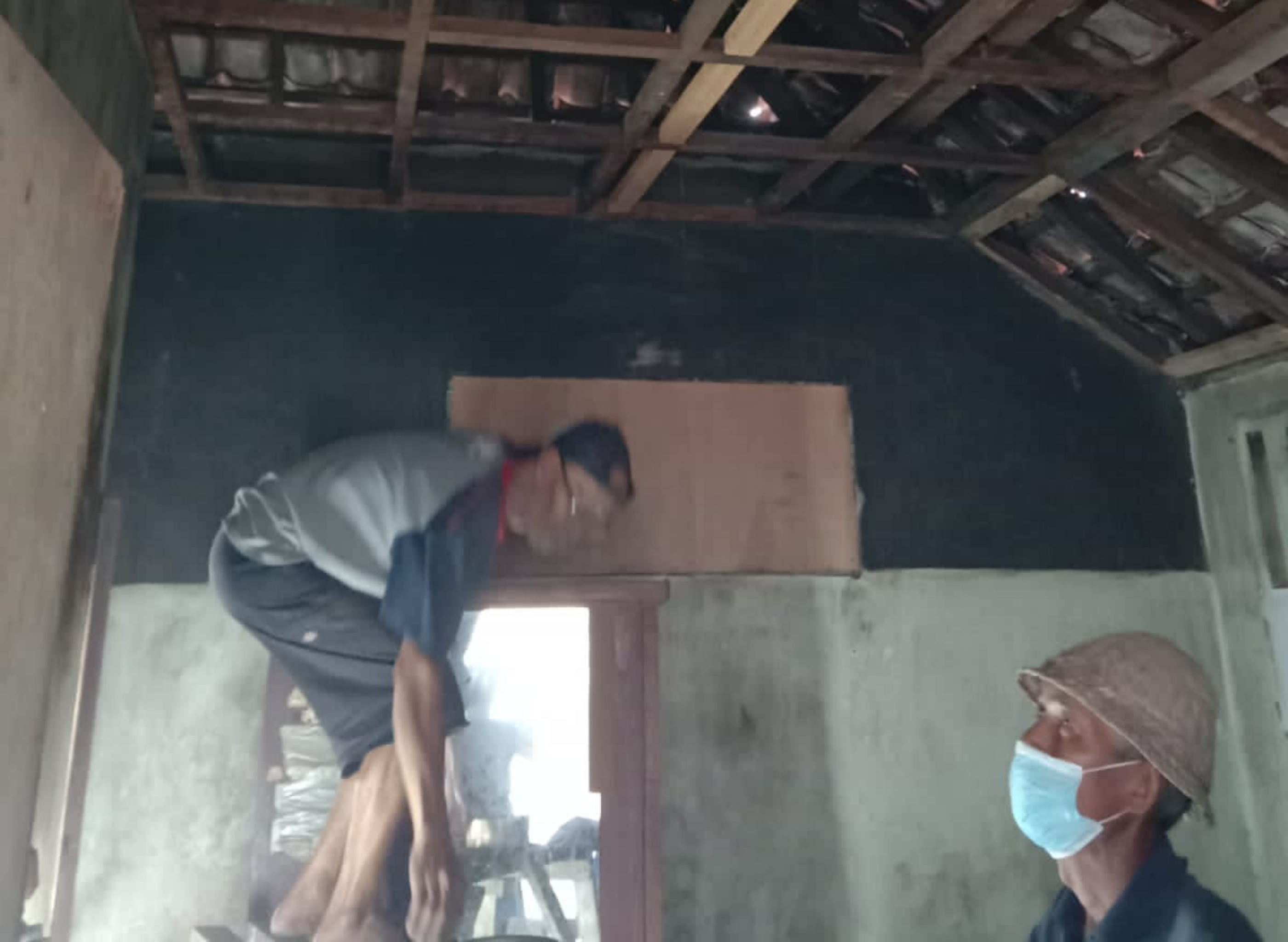 Rumah tak layak huini di Denpasar ini mendapat bantuan sosial perbaikan dari kementeerian sosial.
