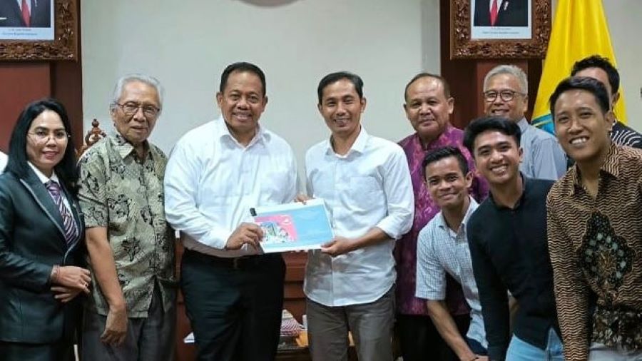 HASIL KAJIAN: Dr. Gede Suardana dan Forum Kajian Peduli Pendidikan Bali (FKKPPB) menyerahkan dokumen hasil kajian sekolah Bali Mandara kepada Pj Gubernur Sang Made Mahendra Jaya.