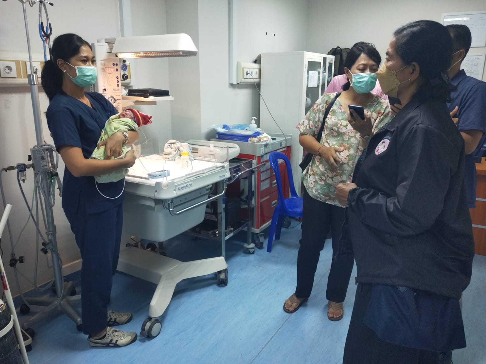 Nana Mirdad dan anak buahnya datangi Di RS Bali Mandara membawa Bayi yang ditemukan 200 meter dari vila miliknya.