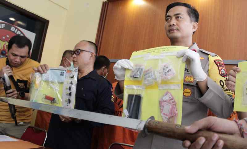 TERENDUS SEPAK TERJANGNYA: Rilis tindak pidana narkotika Polres Buleleng. Hasan kedapatan membawa 26 paket sabu-sabu.(francelino junior/radarbali)