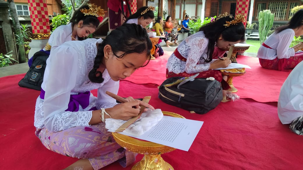 REGENERASI UNTUK PELESTARIAN : Lomba mengetik dengan keyboard aksara Bali menjadi lomba baru pada Bulan Bahasa Bali VI tahun 2024 di Kabupaten Buleleng.(kominfo buleleng)