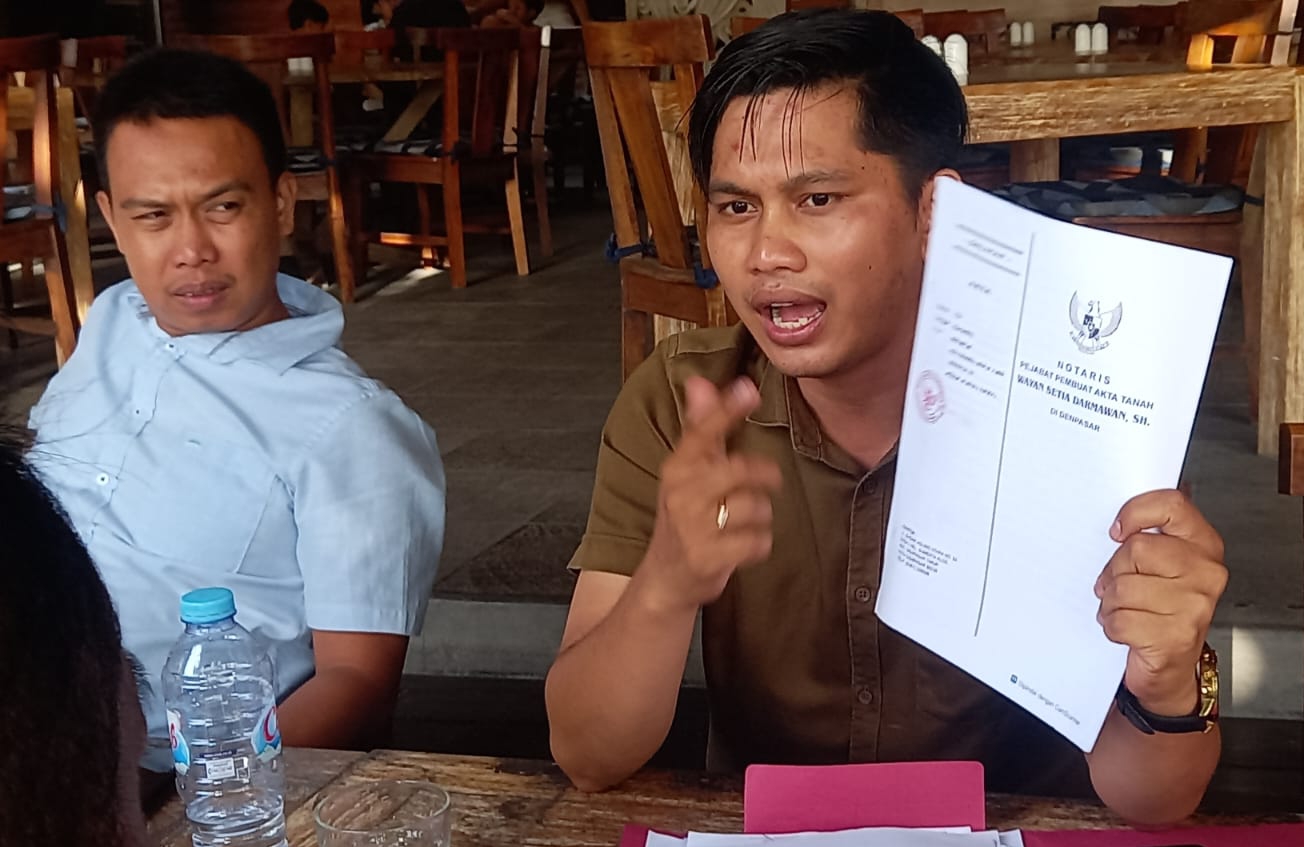 SALING LAPOR: Made Dwiatmiko Aristianto (kanan) didampingi I Made Juanda Aditya (keponakan Nyoman Liang), Selasa (23/1/2024). (Tim Nyoman Liang)
