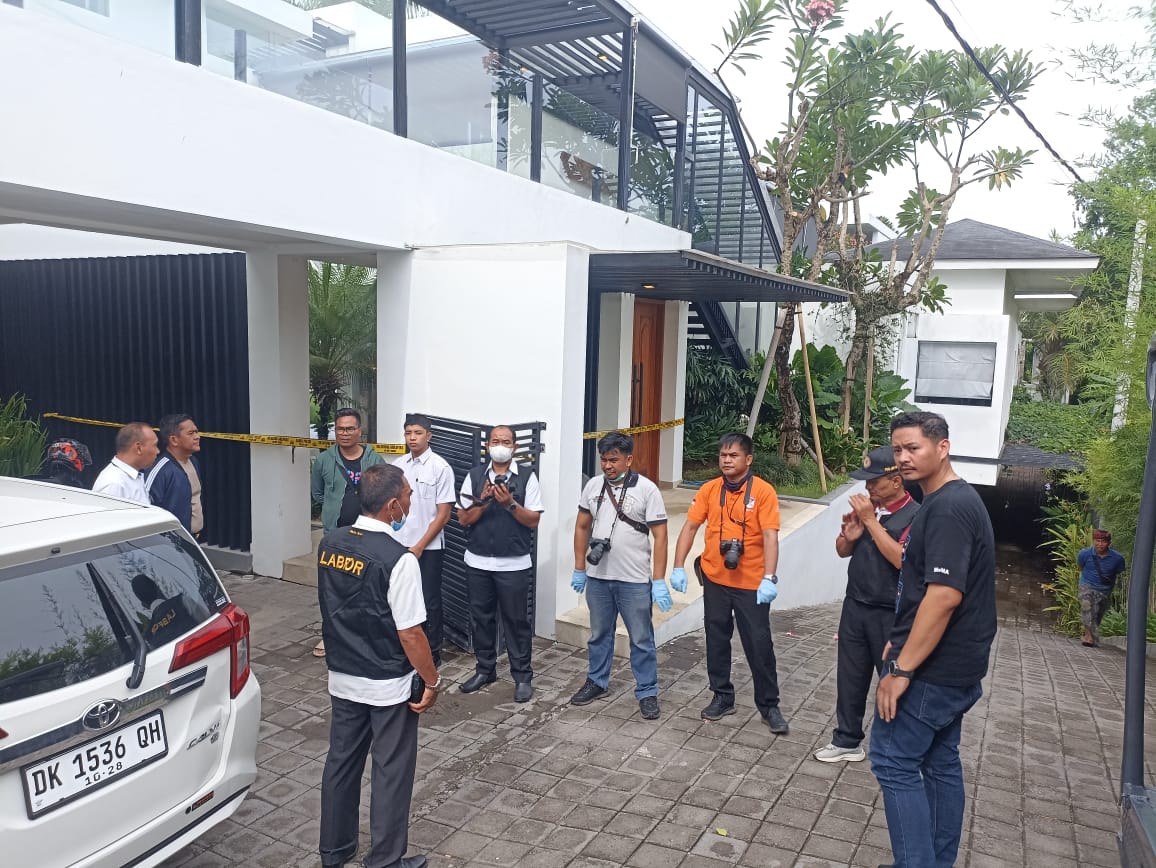 GARIS POLISI: Sejumlah polisi melakukan olah TKP di Vila Palm House, di Banjar Pempatan, Tumbak Bayuh, Mengwi, Badung