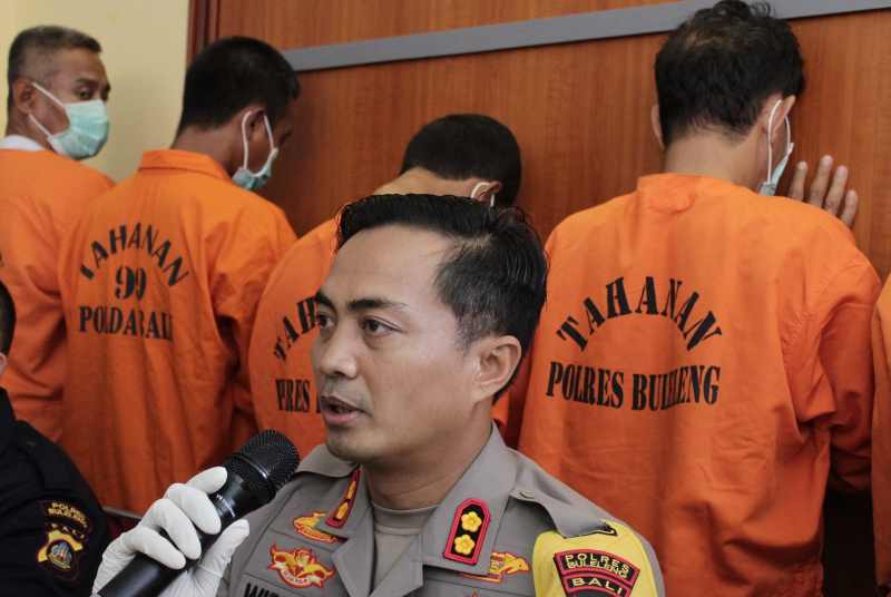 ADA TETANGGA SENDIRI :  Kapolres Buleleng, AKBP Ida Bagus Widwan Sutadi membeberkan tangkapan terssangka narkoba. Salah satunya adalah tetangga sendiri berjarak 50 meter.(foto:francelino junior)