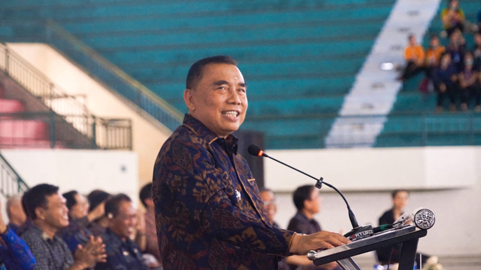 Bupati Jembrana I Nengah Tamba saat mengumpulkan seluruh pegawai kontrak di lingkungan pemkab Jembrana.