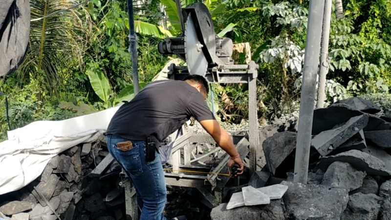 OLAH PERKARA: Petugas Polsek Bebandem saat melakukan olah tempat kejadian perkara (TKP) di tempat pemotongan batu di Banjar Dinas Jungutan, Bebandem.(Istimewa)