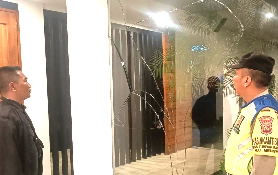 HEBOH DI TEMPAT KEJADIAN : Tempat penembakan Turan Mehmed di Vila Palm House, di Banjar Pempatan, Tumbak Bayuh, Mengwi, Badung, dalam pantauan polisi. (foto:sumber kepolisian badung)