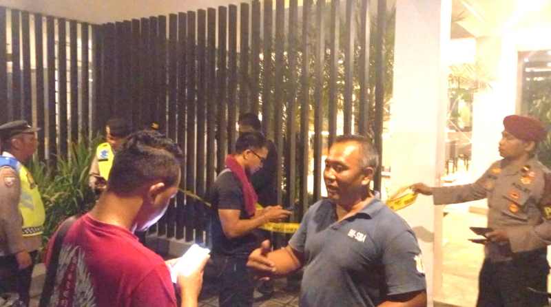 PASANG GARIS POLISI : Petugas memasang garis polisi di Vila Palm House, di Banjar Pempatan, Tumbak Bayuh, Mengwi, Badung. (foto:sumber kepolisian badung)