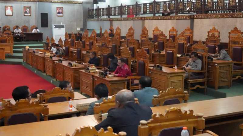DITINGGAL PERGI : Ruangan sidang DPRD Karangasem usai sejumlah dewan walk out saat kedatangan Bupati Karangasem I Gede Dana,Senin (22/1/2024).(zulfika rahman/radar bali)