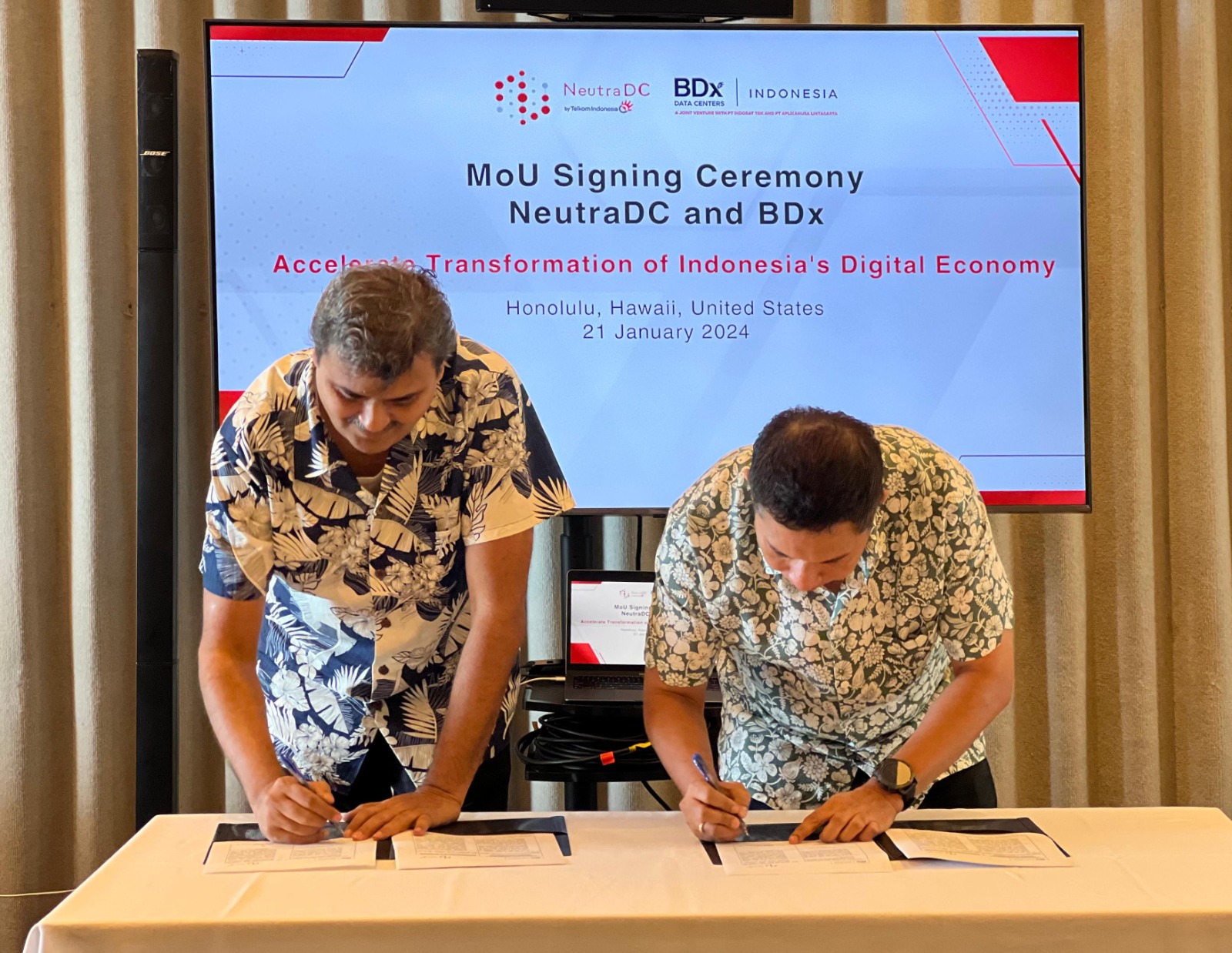 MoU: CEO NeutraDC, Andreuw Th A F (kanan) dan CEO BDx, Mayank Srivastava saat penandatanganan Nota Kesepahaman (MoU) antara Telkom Data Ekosistem (NeutraDC) dan joint venture dari BDx Data Centers.