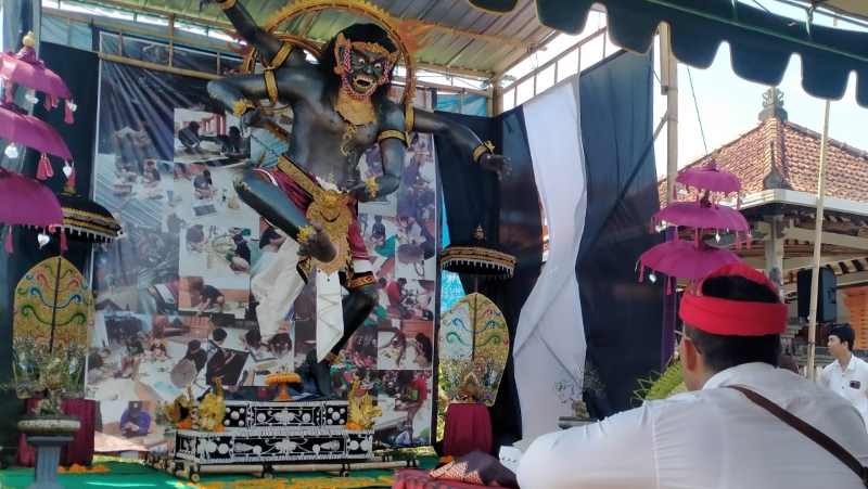 TERIMBAS TAHUN POLITIK : Karya ogoh-ogoh ST Eka Putra Adnyana di Banjar Adat Malkangin, Peken Tabanan, jelang Nyepi 2023 lalu.Tahun 2024 ini tanpa lomba karena tahun politik.  (juliadi/radar bali)