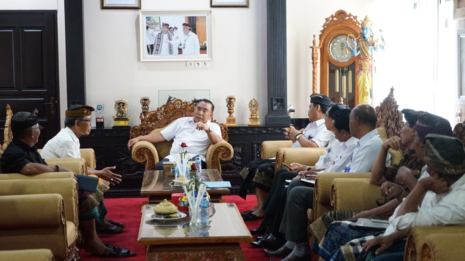 Bupati Jembrana I Nengah Tamba saat melaksanakan rapat bersama panitia pengabenan dan bendesa adat se- Kecamatan Melaya di Kantor Bupati Jembrana, Rabu (24/1).
