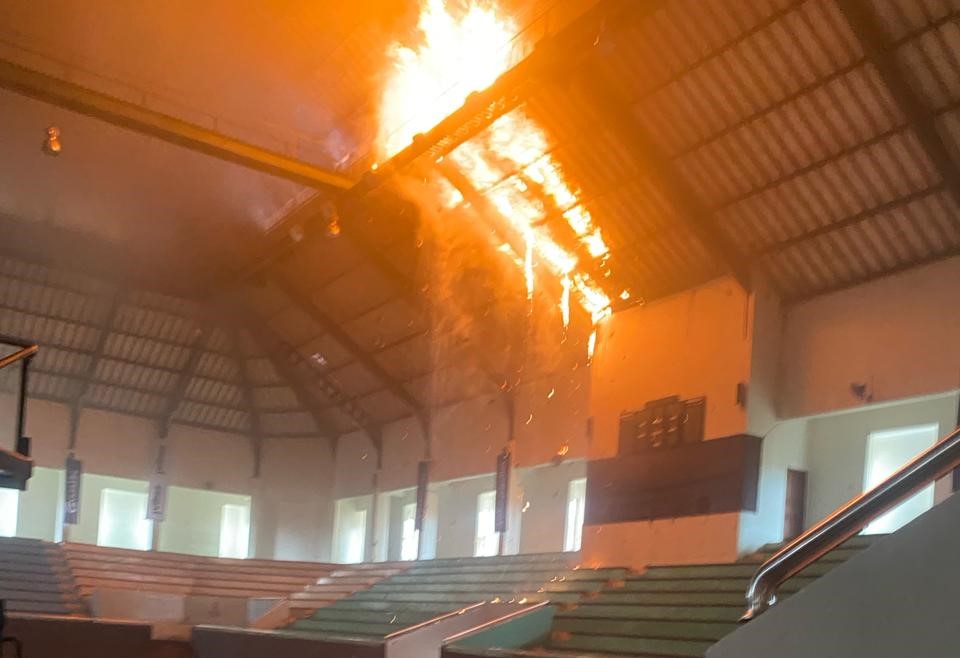 DITUTUP SEMENTARA: Bagian atap GOR Purna Krida Kerobokan Kuta Utara saat terbakar