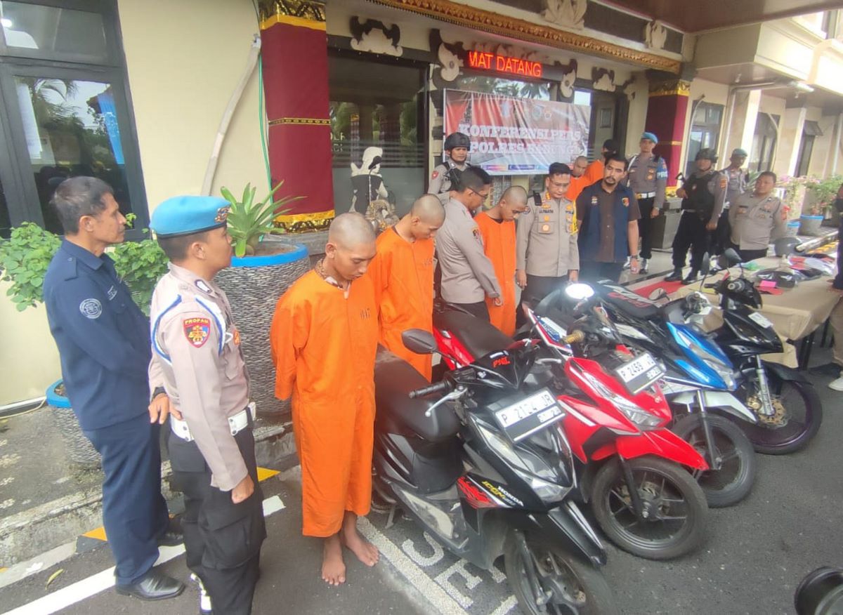 NGAKU PSHT: Lima tersangka pengeroyokan yang berujung tewasnya Adhi Putra Krsmawan dan barang bukti motor di Polres Badung.