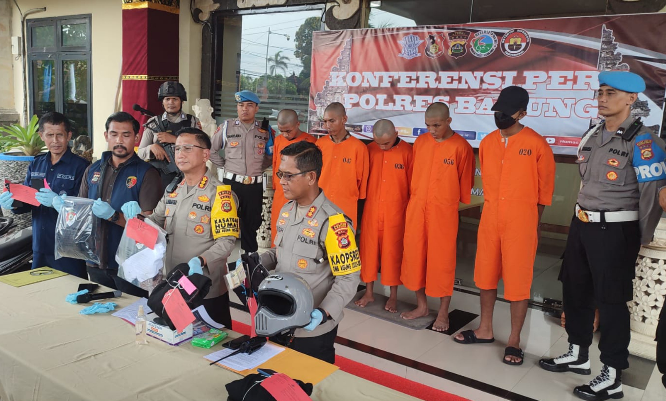 PENGEROYOKAN:  Lima pelaku pengeroyokan yang mengakibatkan hilangnya nyawa Adhi Putra Krismawan di jalan Raya Sempidi, Dalung.