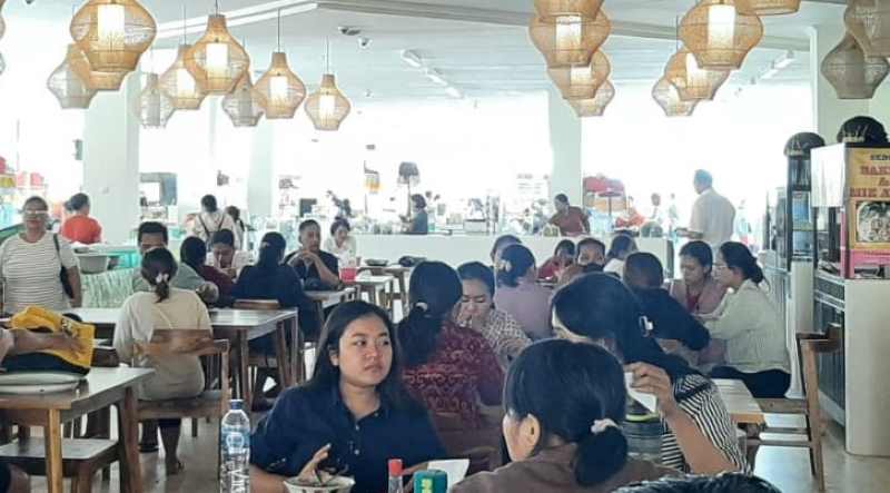 RAMAI : Situasi Blok B dan Blok E Pasar Rakyat Tematik Wisata Semarapura. (dewa ayu pitri arisanti/radar bali)