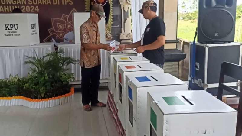 LATIHAN COBLOSAN : Simulasi pemungutan suara di TPS 6 Banjar Tengah, Desa Mendoyo Dauh Tukad, Kecamatan Mendoyo. (m.basir/radar bali)