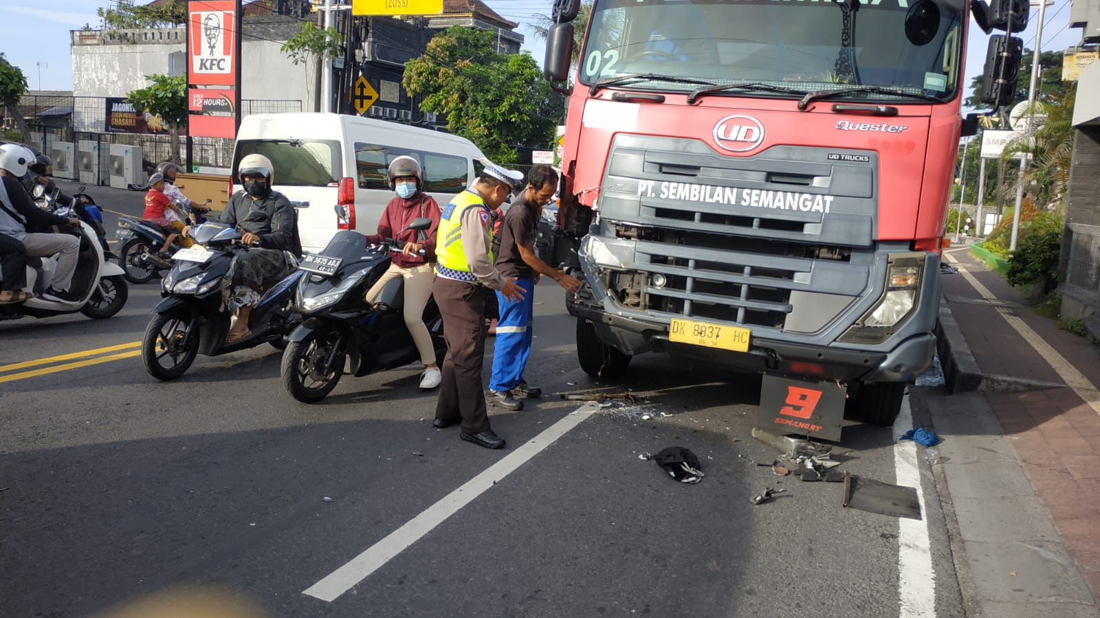LAKALANTAS: Truk Tangki BBM Ringsek diitabrak pengendra motor Ahmad Doni Dewantoro, 28, Kamis (25/1)