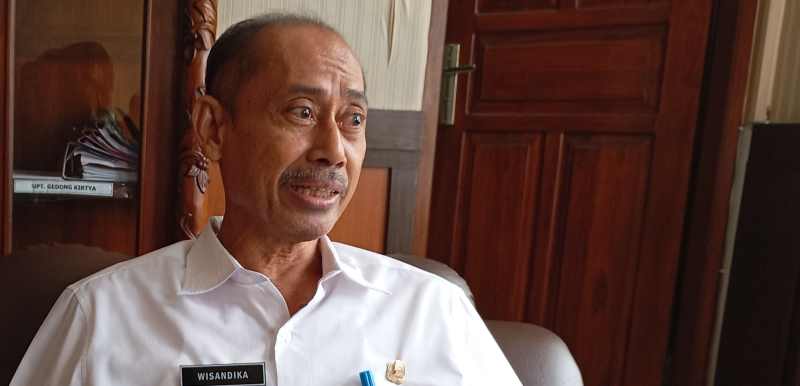 BEBER DATA: Kepala Disbud Buleleng, I Nyoman Wisandika menyebut data terakhir Dinas Kebudayaan Kabupaten Buleleng tercatat 135 desa adat yang membuat pararem rabies. (francelino junior)