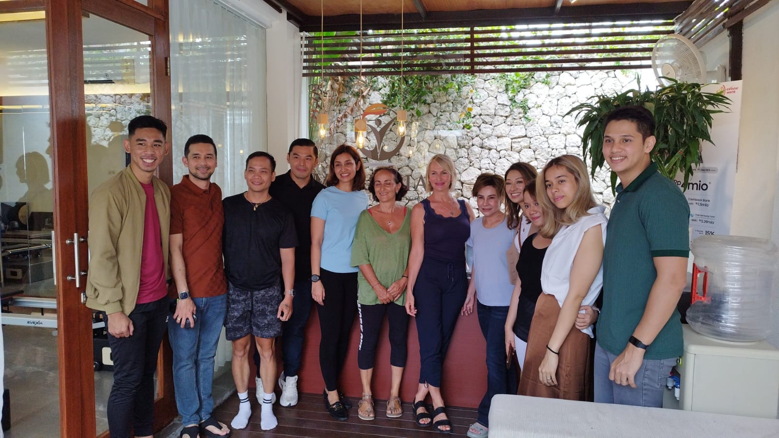 SOLUSI KELENTURAN TUBUH: Manajemena dan customer Vitruvian Sanur foto bersama di beranda olahraga pilates.