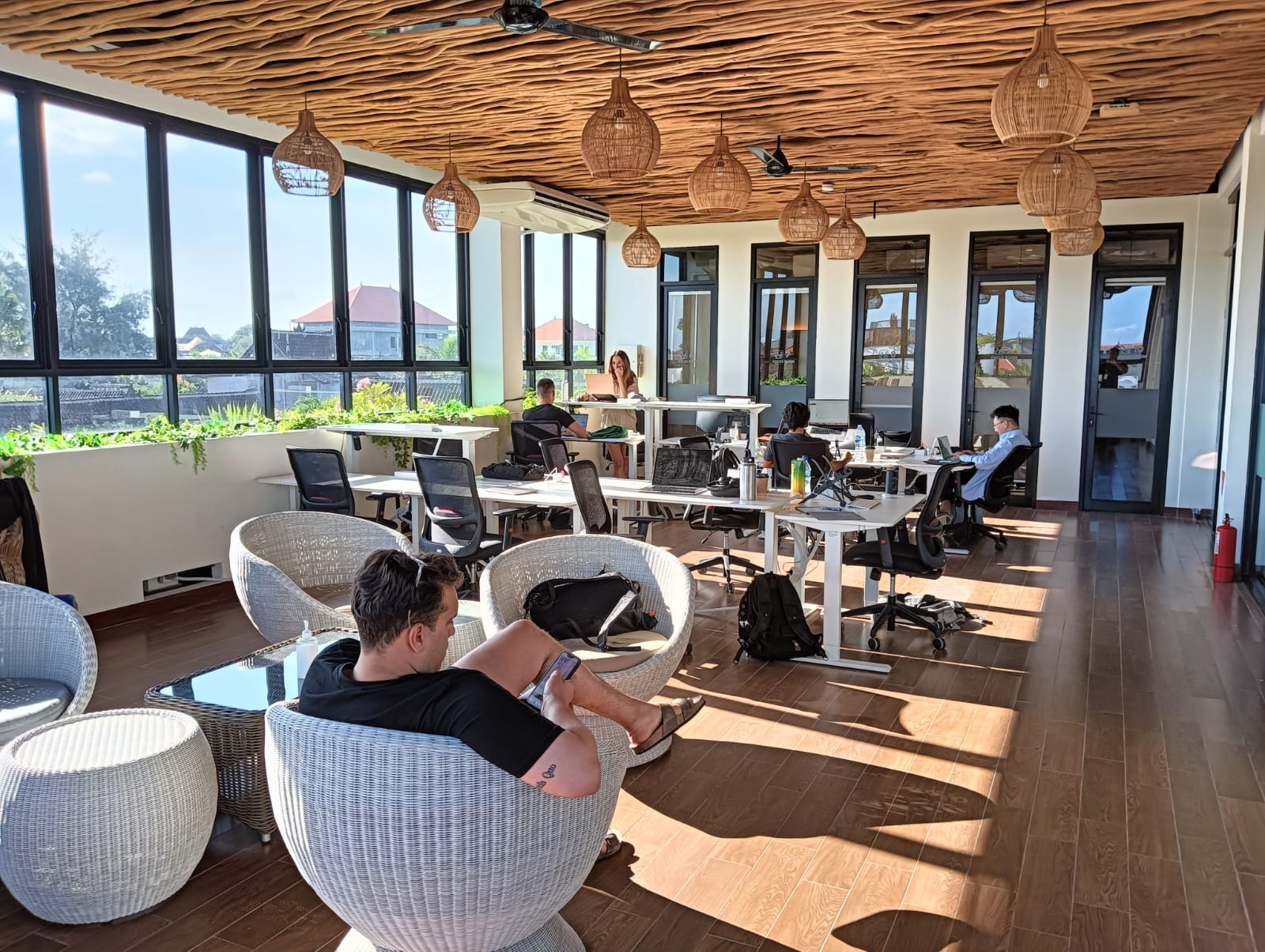 KOMUNITAS DIGITAL NOMAD: BWork Bali Coworking Space & Cafe berkomitmen untuk memberikan pengalaman ruang kerja terbaik. (BWork Bali For Radar Bali)