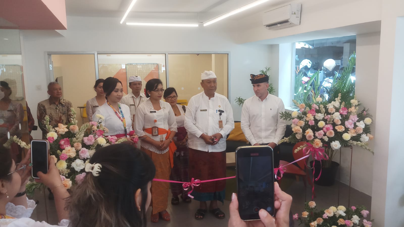 GUNTING PITA: Kadisdikpora Kota Denpasar AA Gede Wiratama (2 dari kanan) dan Christopher Lyoyd, Director of Operation EF Kids & Teens Indonesia (kanan), Kamis (25/1/2024). (Novi Febriani/Radar Bali)