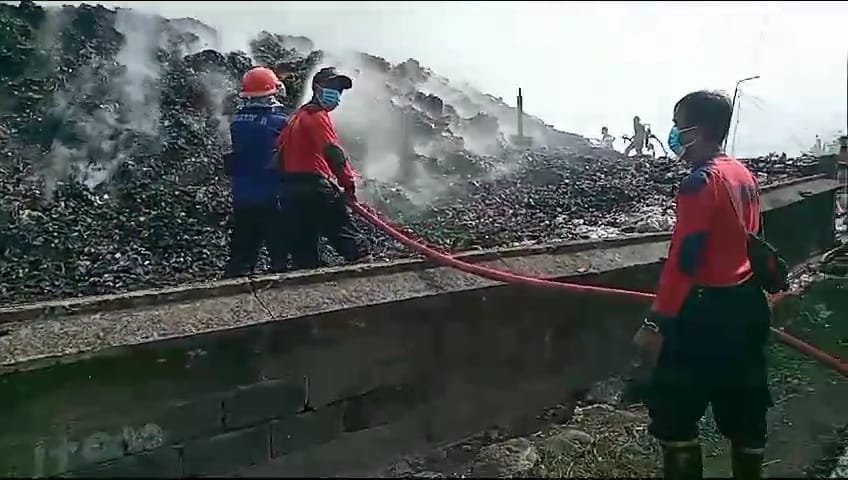 KERJA KERAS: Petugas dari BPBD Klungkung melakukan upaya pemadaman sampah di TPA Sente Klungkung.