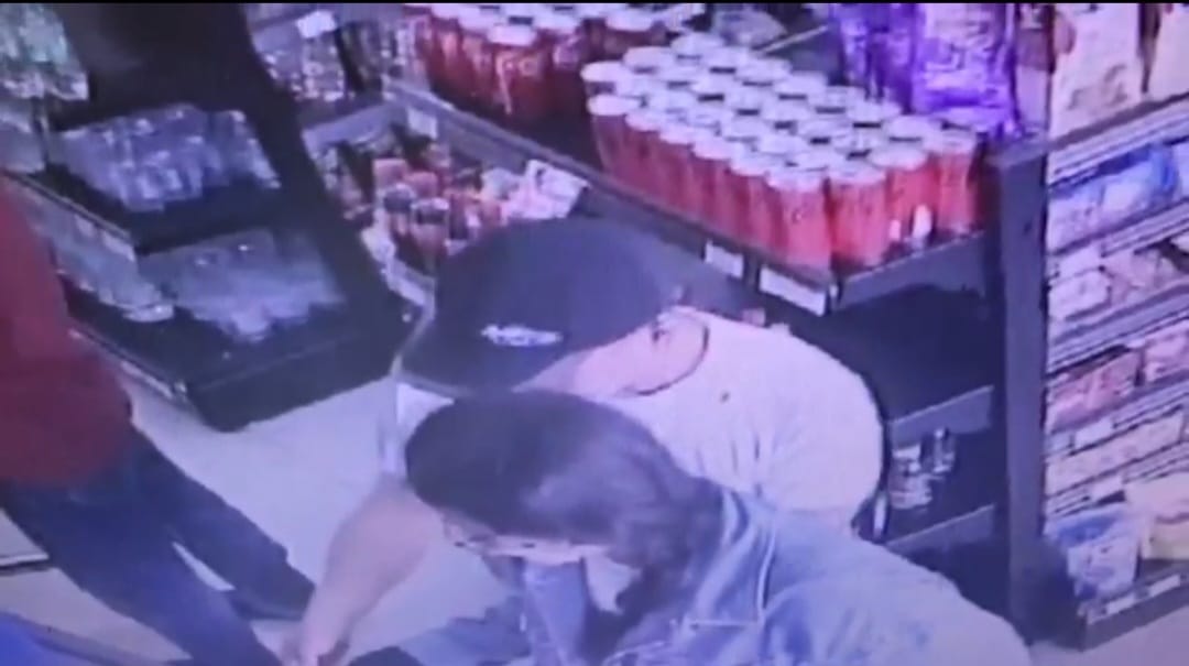TEREKAM CCTV: Korban terlihat dipandu seseorag saat transaksi di ATM gagal .