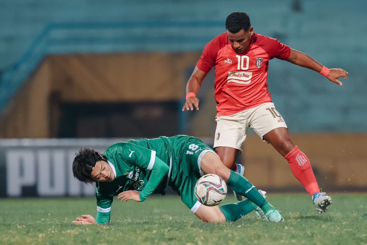 DUEL: Gelandang serang Bali United Eber Bessa terlibat duel dengan pemain Korea Selatan even Hana Bank &ndash; BIDV Cup  2024