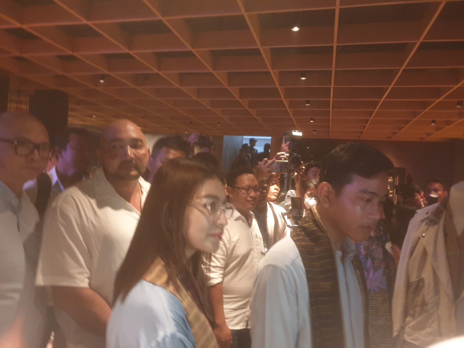 DENGAR CURHATAN: Cawapres Nomor Urut 02 Gibran Rakabuming Raka bersama istri dan didampingi Ketua TKD Bali I Made Muliawan Arya alias De Gadjah saat bertemu di Griya Bima Sakti (26/1/2024).