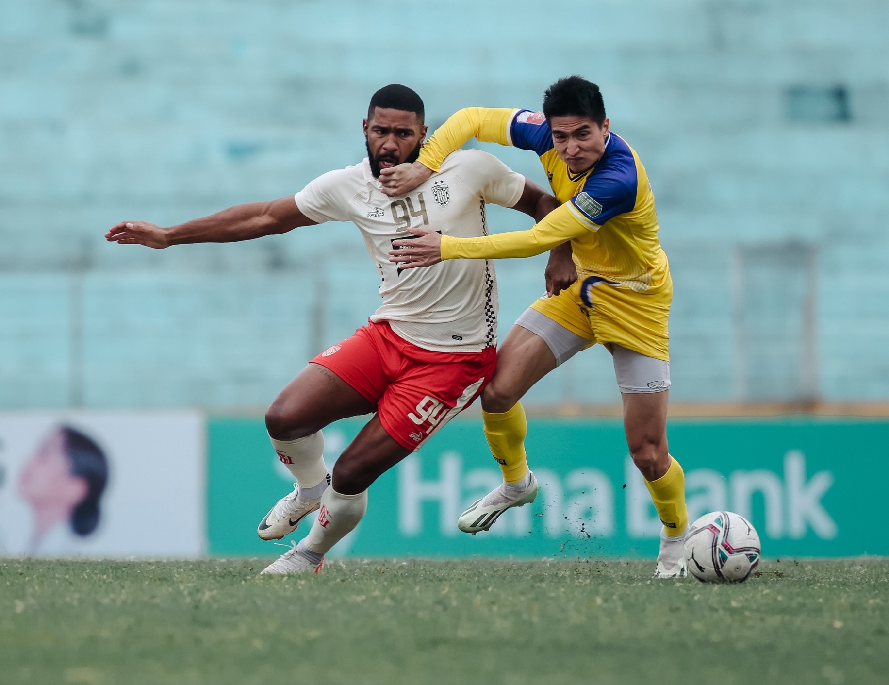 DUEL SERU: Penyerang Bali United Jeferrson Assis saat laga di even Hana Bank. Anak asuh Stefano Cugurra ini membidik posisi ketiga.