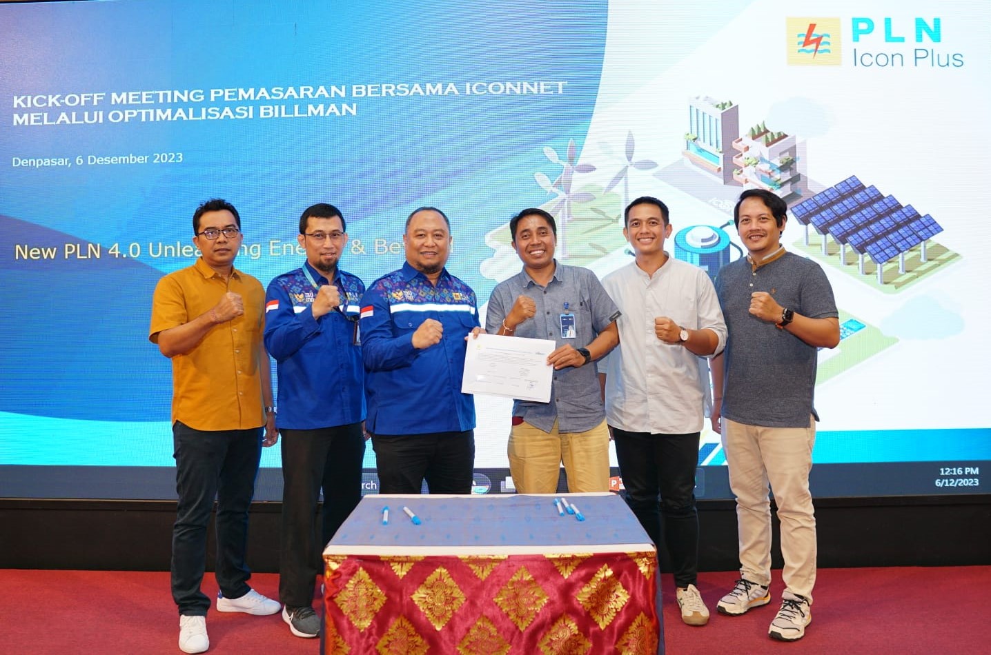 General Manager PLN Icon Plus SBU Regional Bali dan Nusa Tenggara Iwan Sofyan Sory (tiga dari kiri) dan Manager Revas & mekanisme Niaga,  Wayan Eka Susana (tiga dari kanan abu-abu) usai MoU.